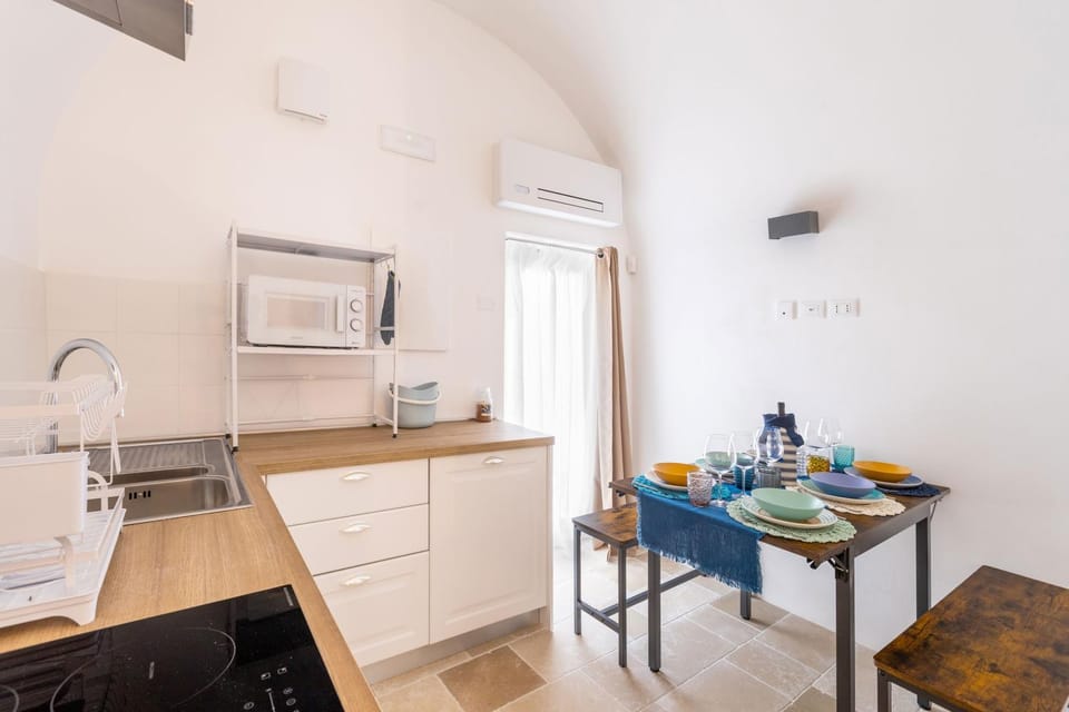 Kitchen or kitchenette, Dining area, stove, air conditioner