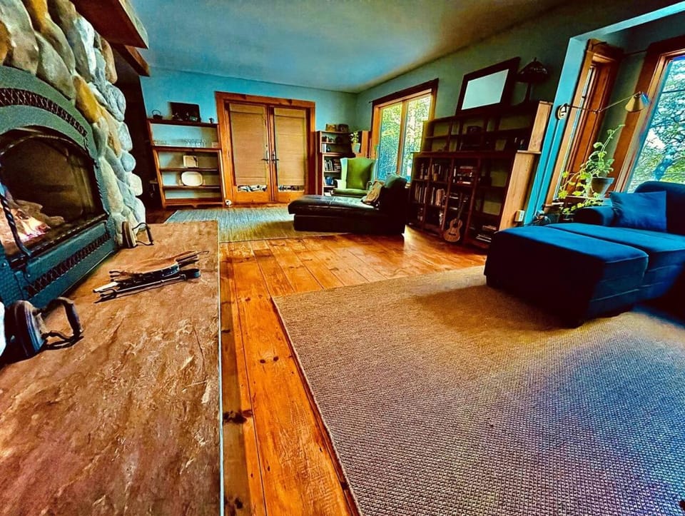 Damariscotta Lakefront 3BRplus House in Damariscotta Lake