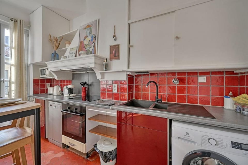 Kitchen or kitchenette, dishwasher, oven, stove, toaster, washing machine