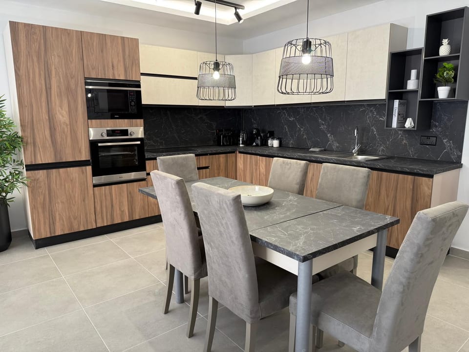 Kitchen or kitchenette, Dining area, dishwasher