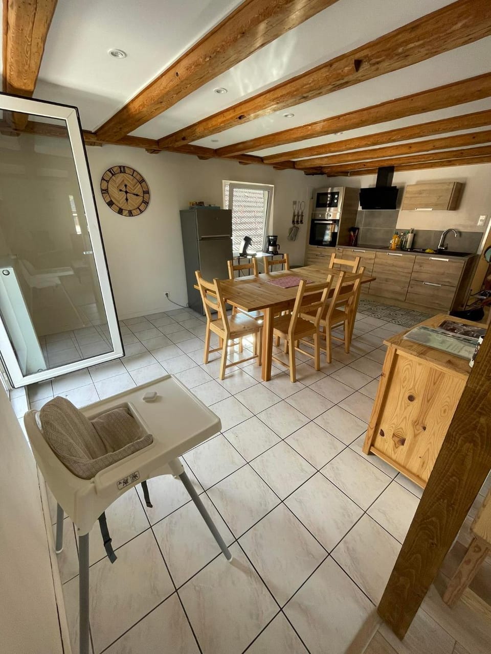 Kitchen or kitchenette, Dining area
