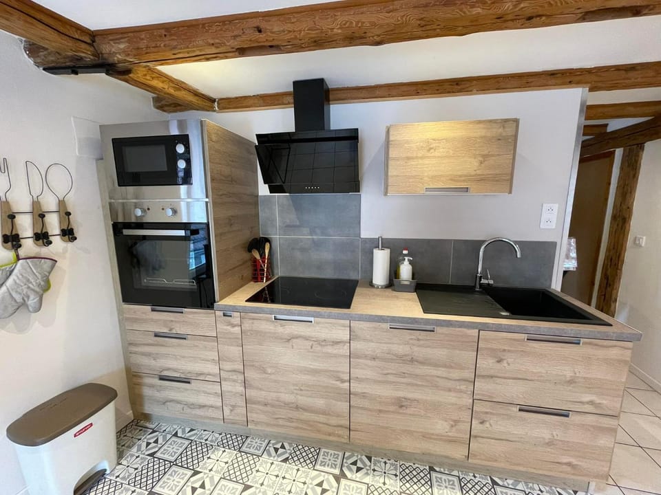 Kitchen or kitchenette, oven