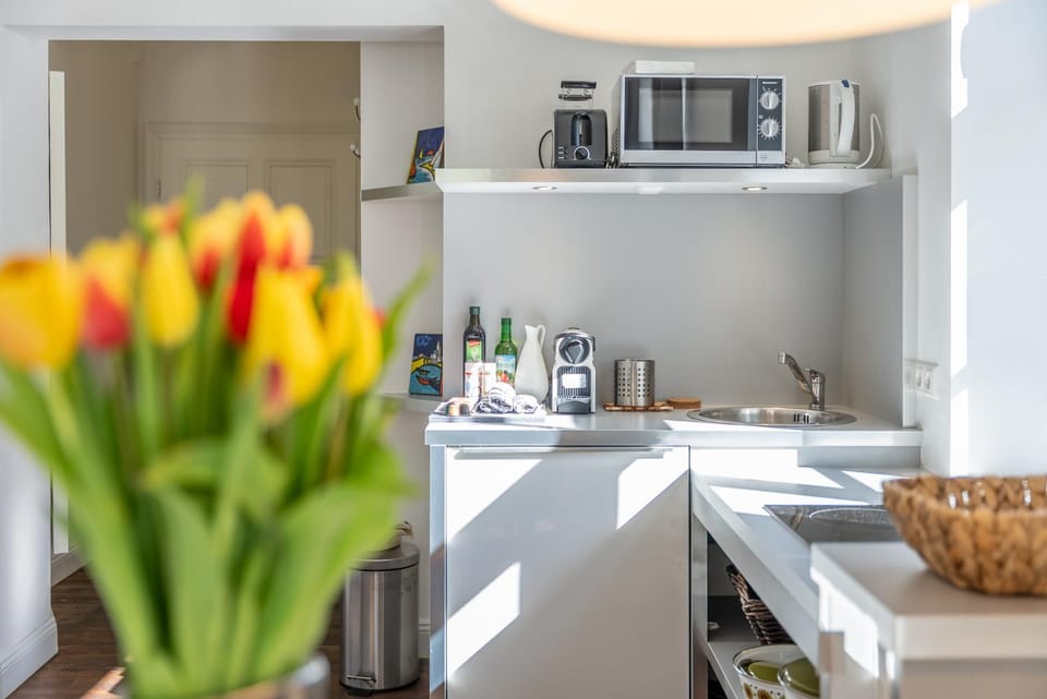 Coffee/tea facilities, Kitchen or kitchenette, dishwasher, microwave, oven, stove, toaster