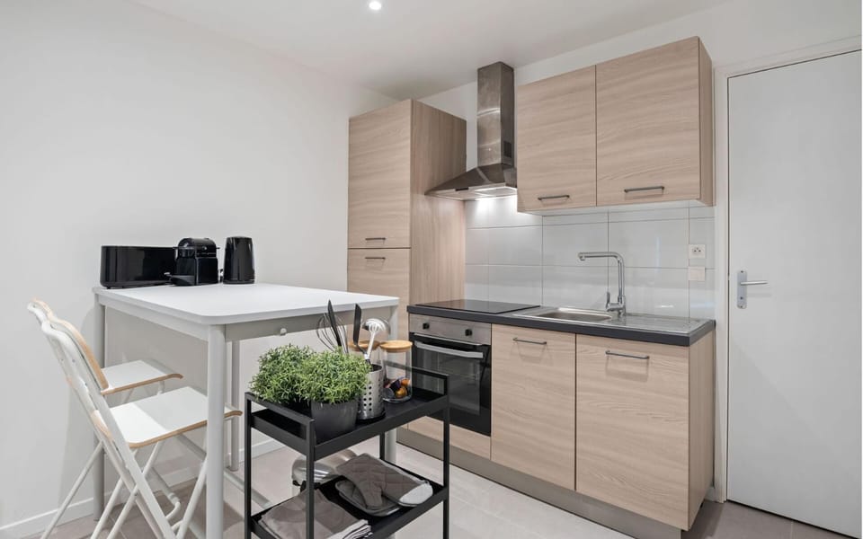 Kitchen or kitchenette, oven, stove
