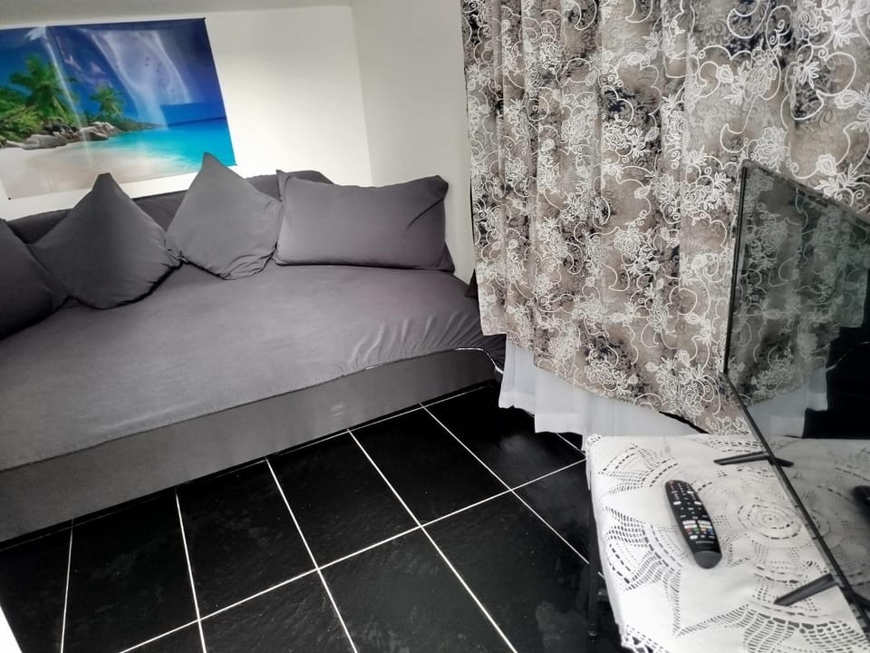 Appartement individuel 20m carrée dans charmante maison de ville à la française Apartment in Gagny