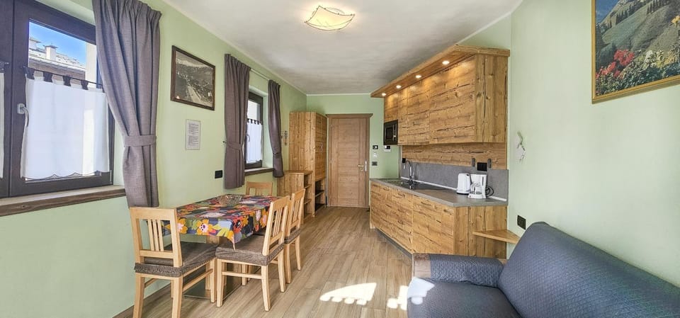Kitchen or kitchenette, Dining area, stove