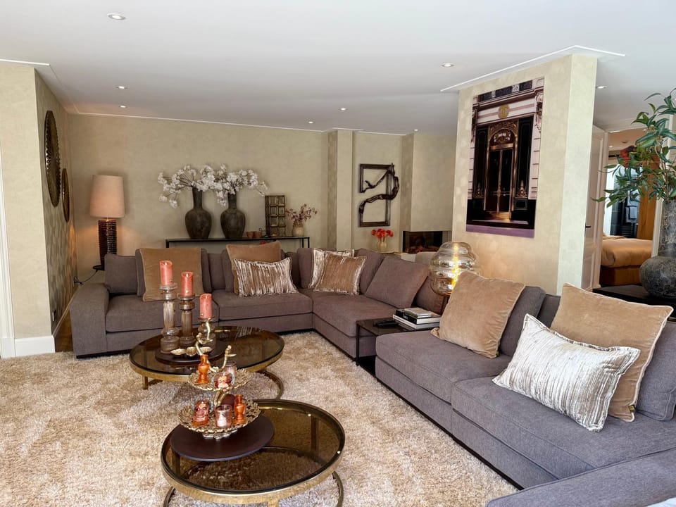 Living room, Seating area