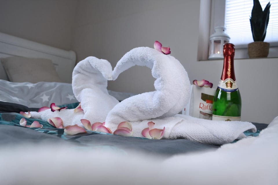 Bed, Photo of the whole room, Bedroom, towels