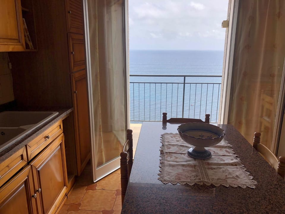 Kitchen or kitchenette, Sea view