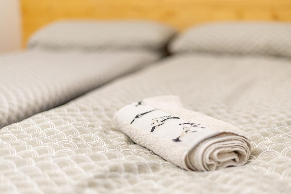 Bed, Bedroom, towels