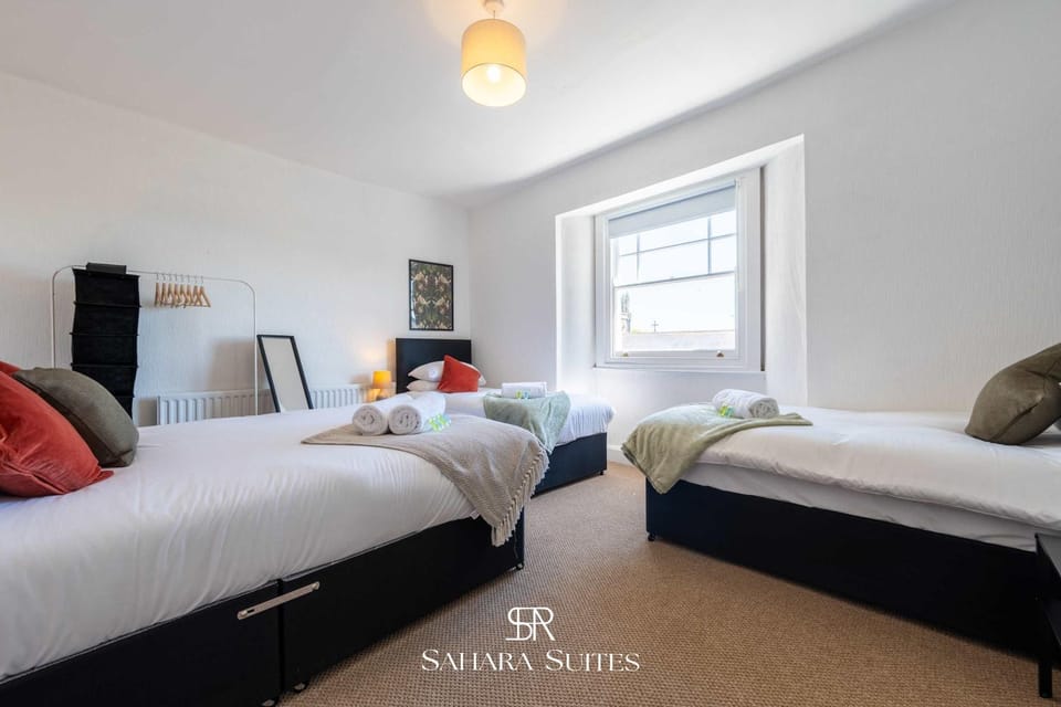 Modern 4-BR Home in Newport - Parking - Long Stays Apartment in Newport