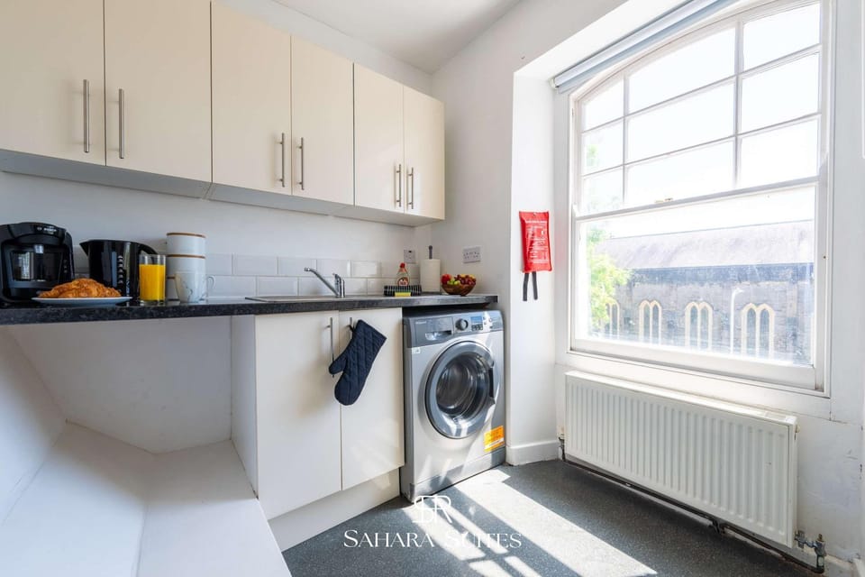 Modern 4-BR Home in Newport - Parking - Long Stays Apartment in Newport