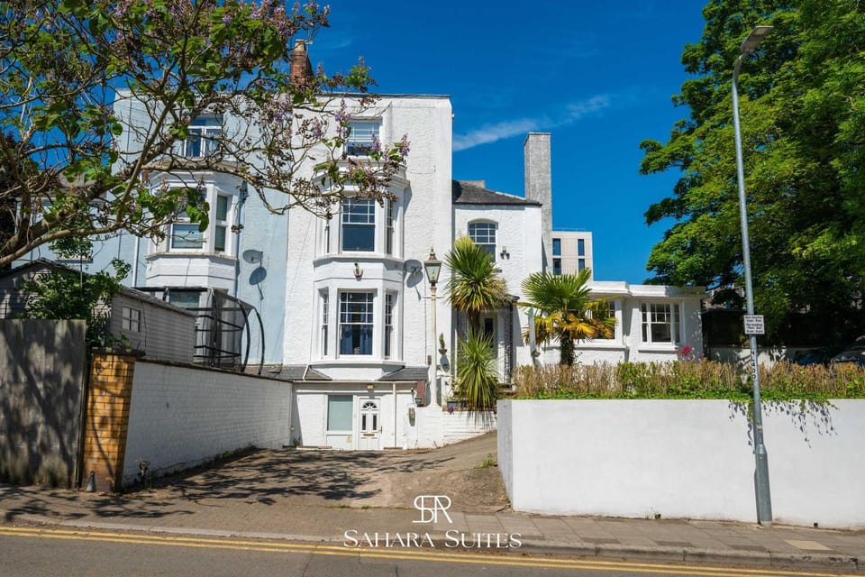 Modern 4-BR Home in Newport - Parking - Long Stays Apartment in Newport
