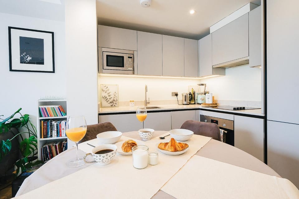 Kitchen or kitchenette, Food and drinks, Dining area