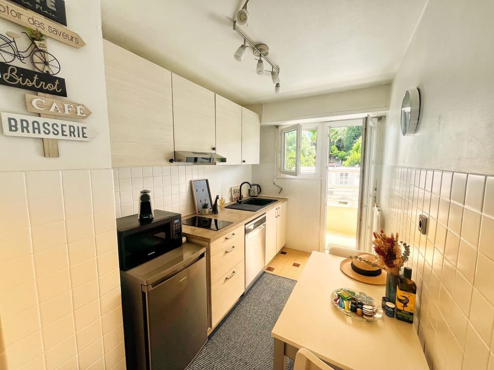 Kitchen or kitchenette, toaster