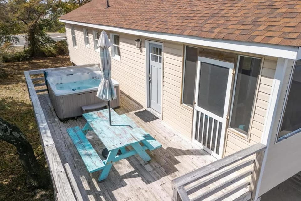 Hot Tub Walk to Beach and Dog Friendly House in Kill Devil Hills