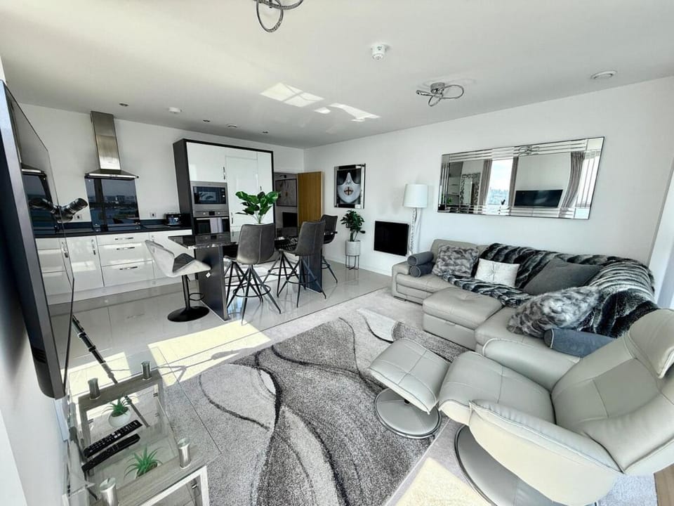 TV and multimedia, Kitchen or kitchenette, Living room, Seating area