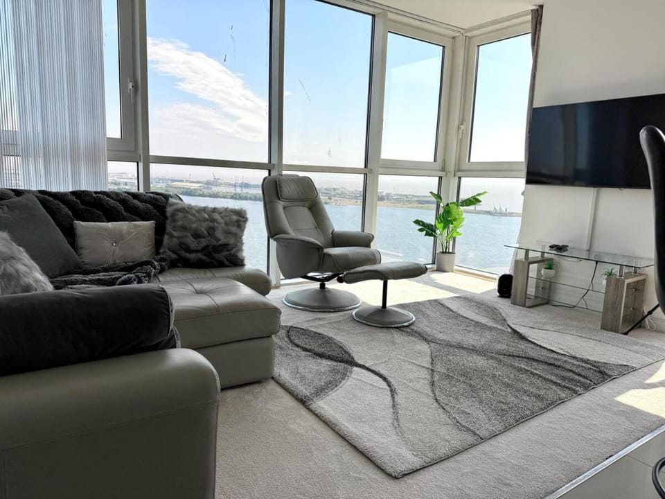 Natural landscape, TV and multimedia, Living room, Seating area, River view
