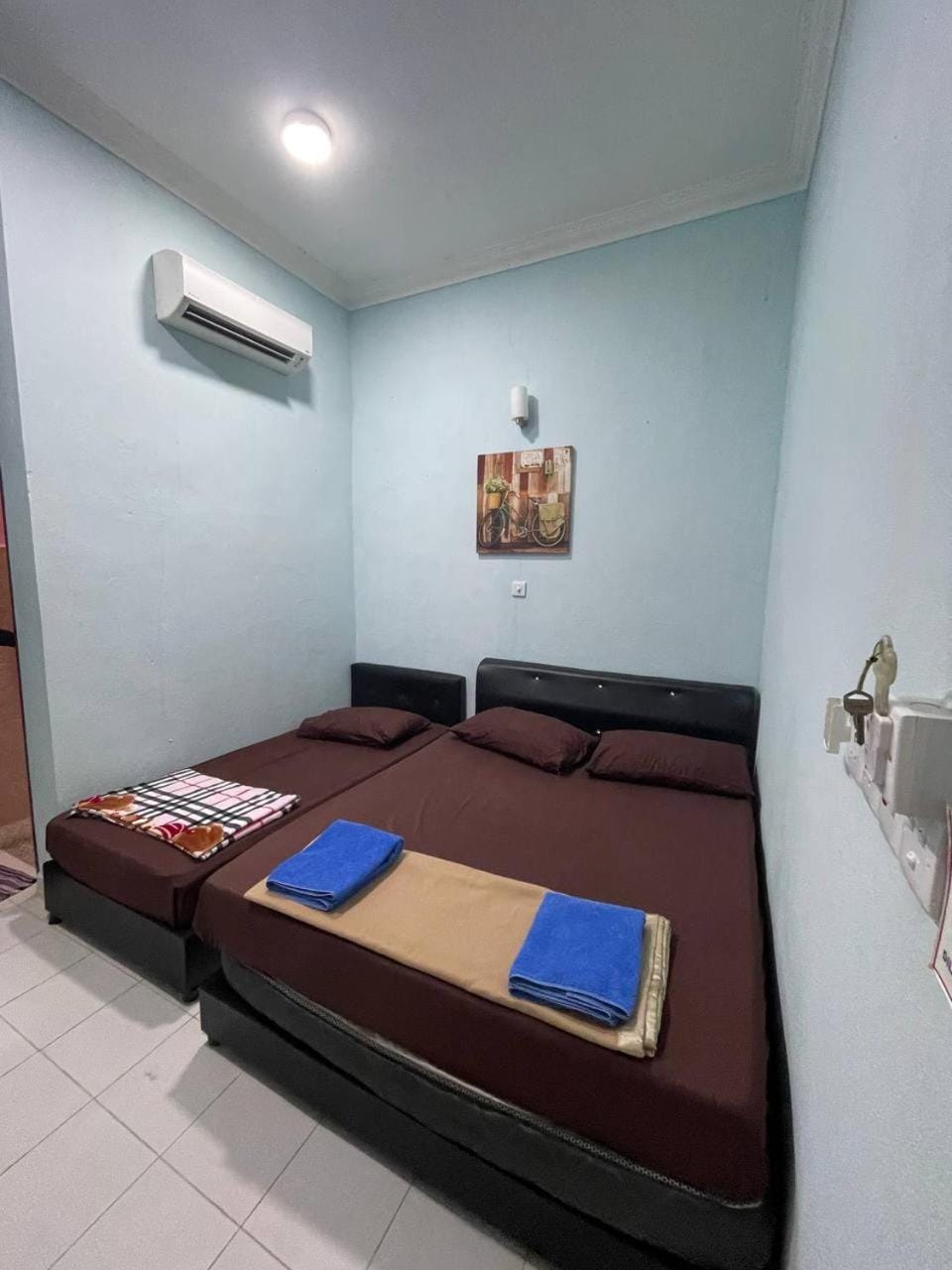 Bed, Photo of the whole room, Bedroom, towels, air conditioner