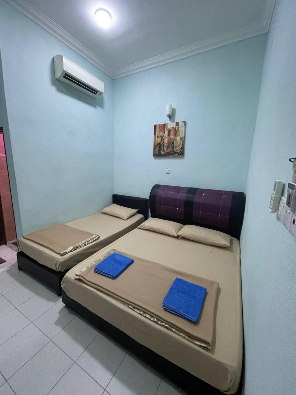 Photo of the whole room, Bedroom, towels, air conditioner