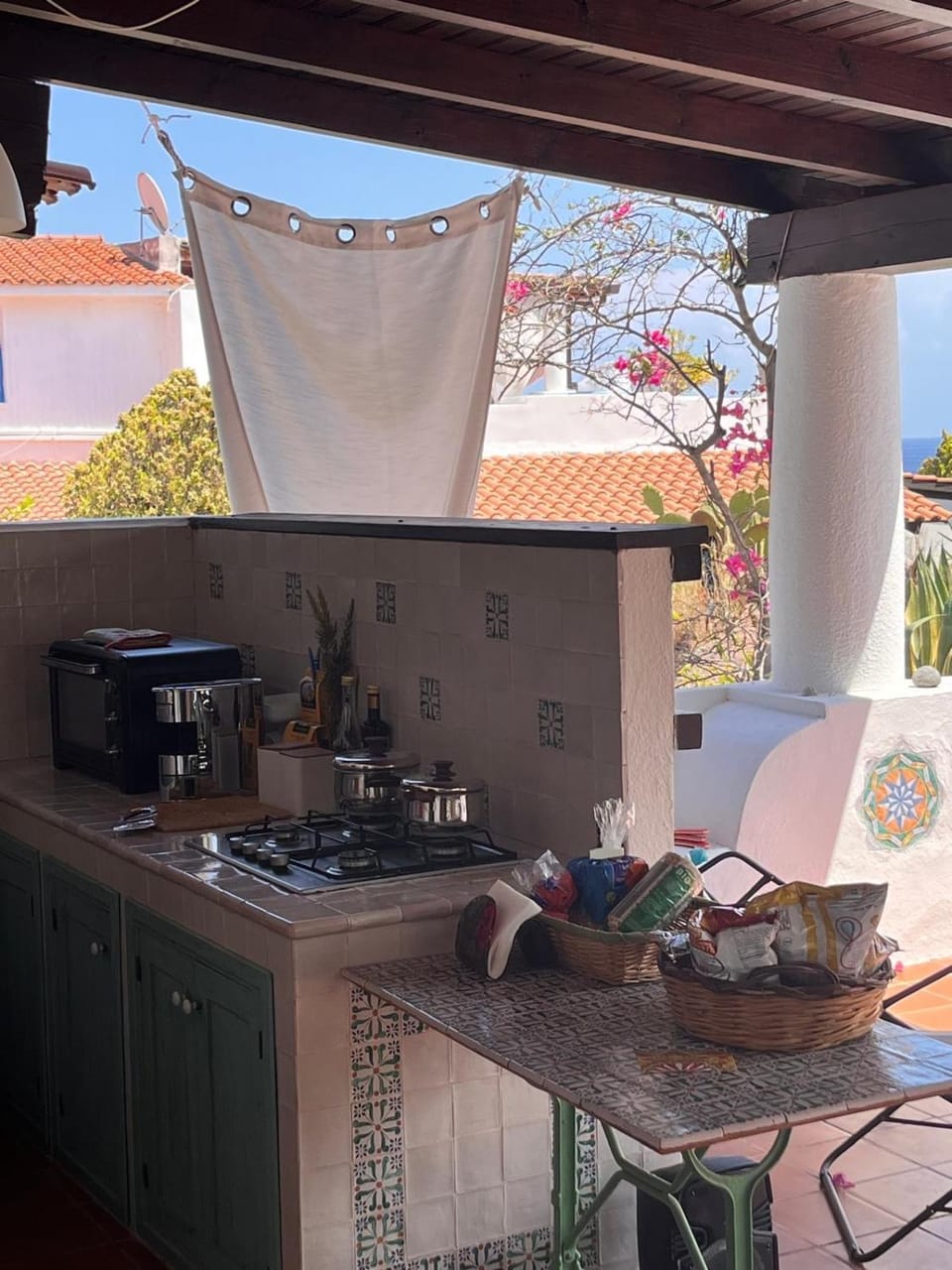 Patio, BBQ facilities, Coffee/tea facilities, Kitchen or kitchenette, Food and drinks, Dining area