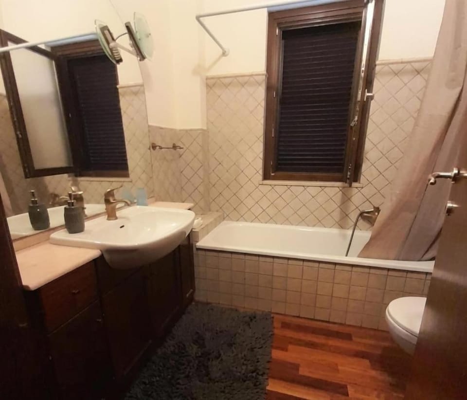 Shower, Toilet, Bathroom, Bath