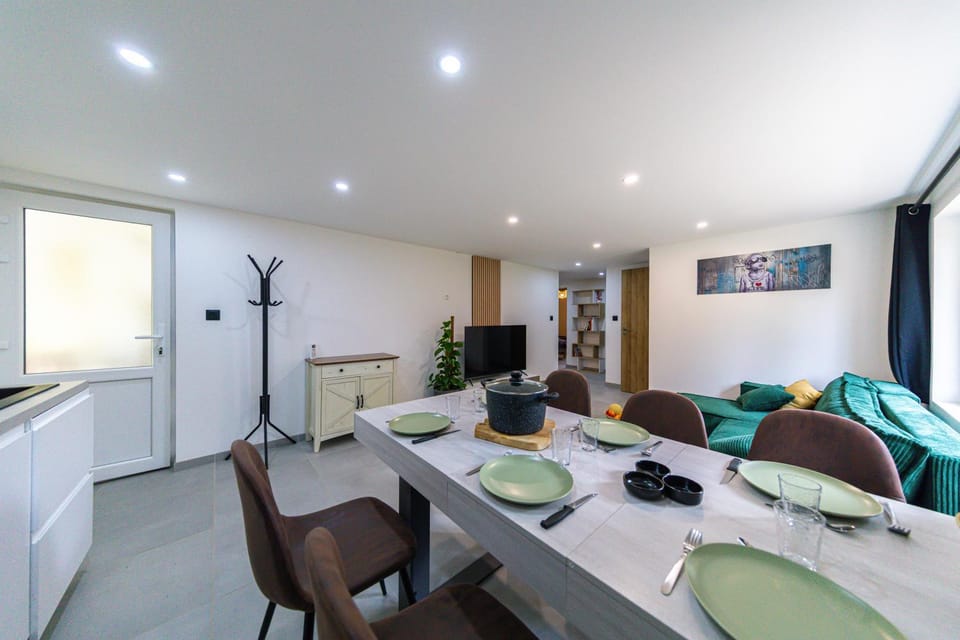 Living room, Seating area, Dining area