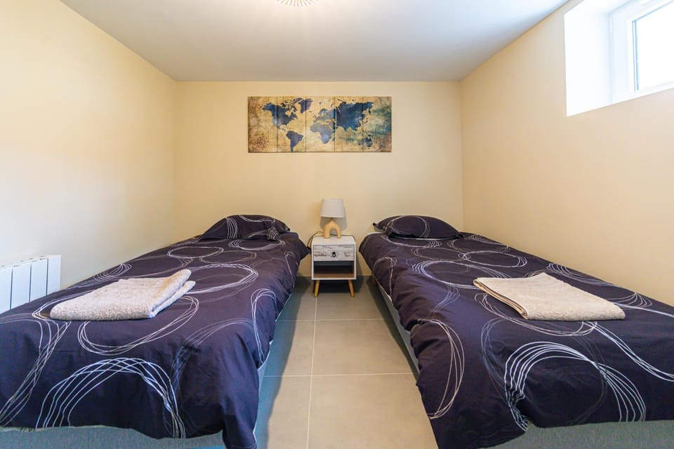 Bed, Photo of the whole room, Bedroom, air conditioner