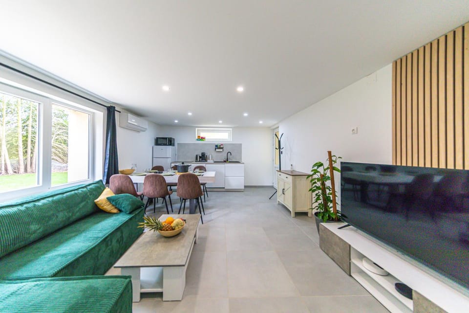 TV and multimedia, Living room, Garden view, Garden view, kitchen, air conditioner