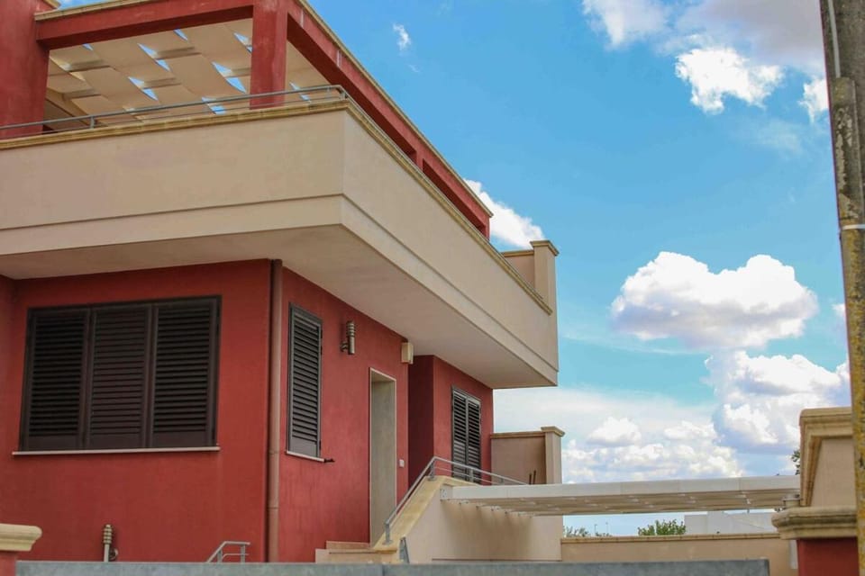 Property building, Day, Balcony/Terrace