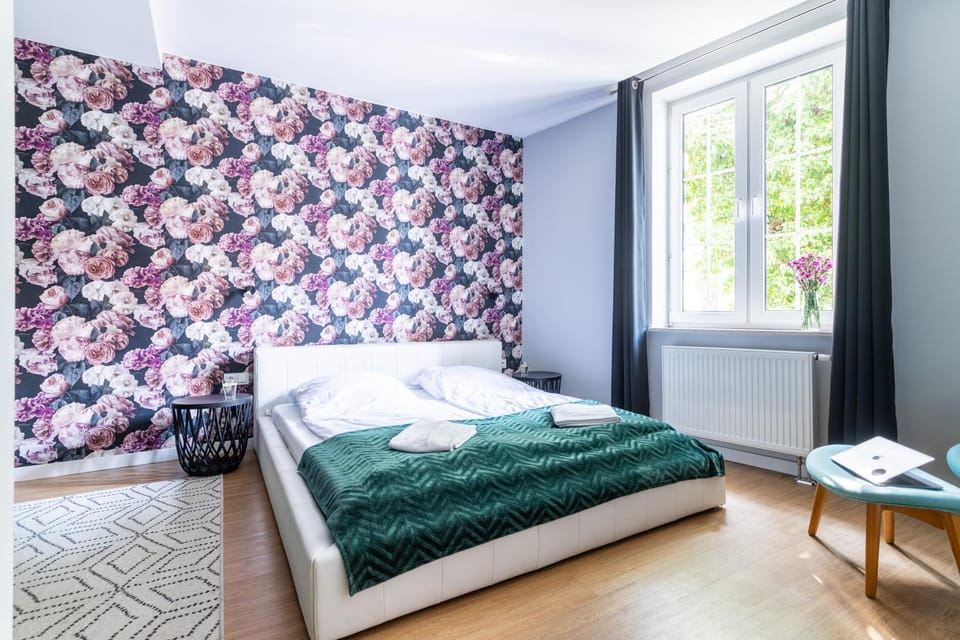 Bed, Photo of the whole room, towels