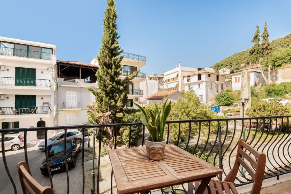 Property building, Day, Neighbourhood, Natural landscape, View (from property/room), Balcony/Terrace, Mountain view, Street view, Location