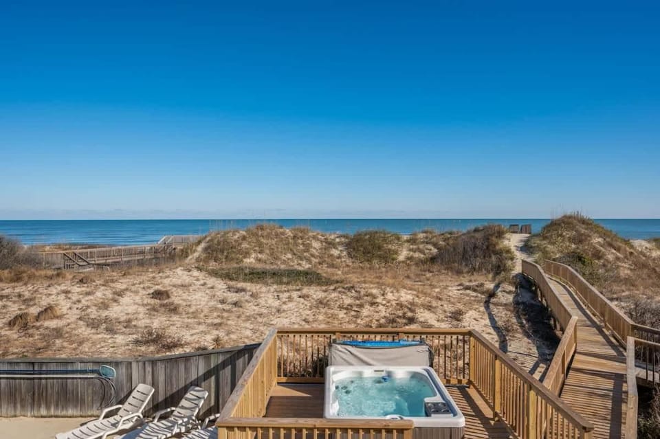 Beachfront Bliss with Pool & Hot Tub House in Corolla