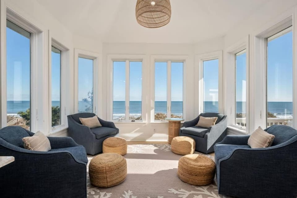 Beachfront Bliss with Pool & Hot Tub House in Corolla