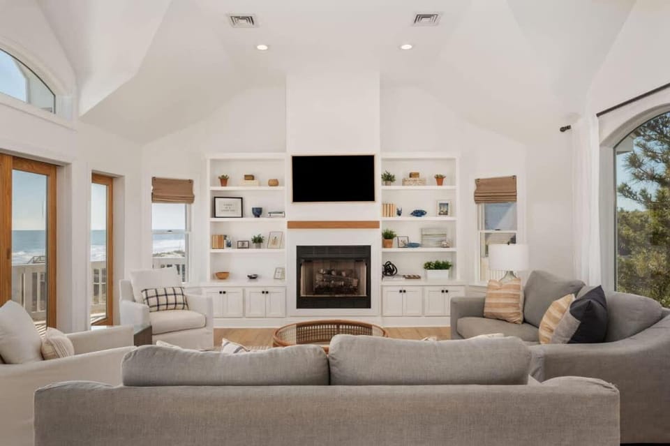 Beachfront Bliss with Pool & Hot Tub House in Corolla