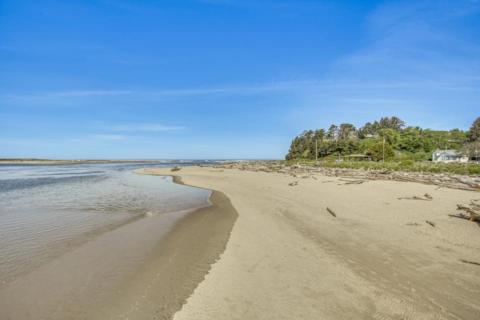 Walk to Beaches Siletz Bay Bliss Townhome House in Lincoln City