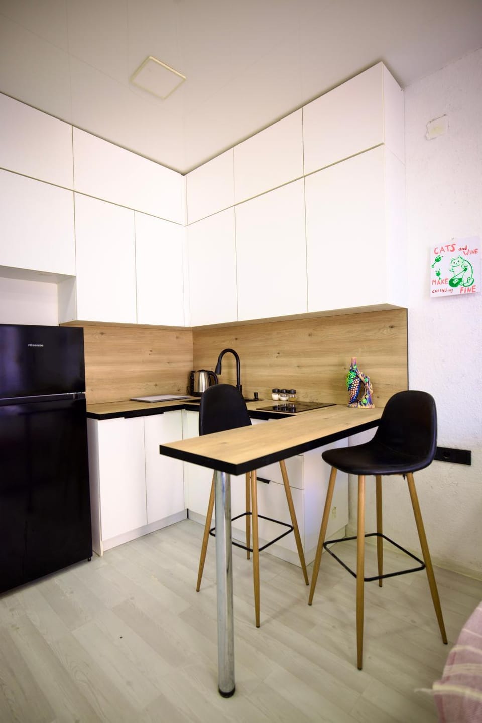 Kitchen or kitchenette, Dining area, stove