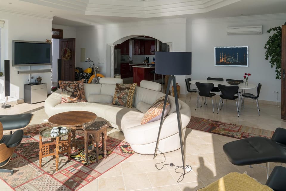 Communal lounge/ TV room, TV and multimedia, Living room, Seating area