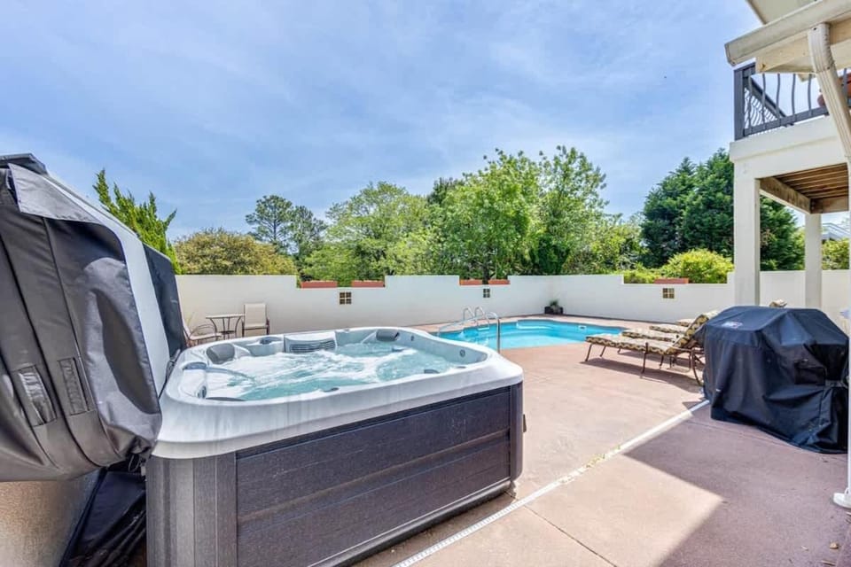 Pool Hot Tub and Mins to Beach House in Southern Shores