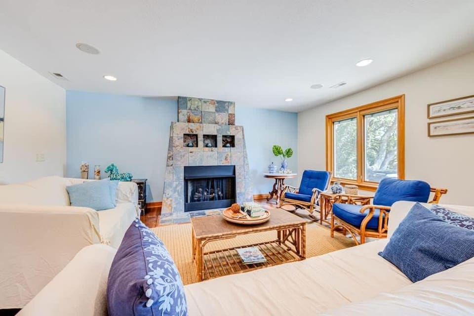 Pool Hot Tub and Mins to Beach House in Southern Shores