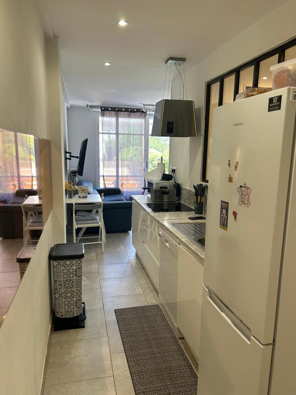 Kitchen or kitchenette, Living room, Seating area, Dining area, minibar, oven, stove