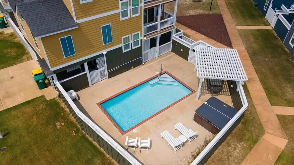 Dog Friendly Pool Hot Tub 8Min Walk to Beach House in Corolla