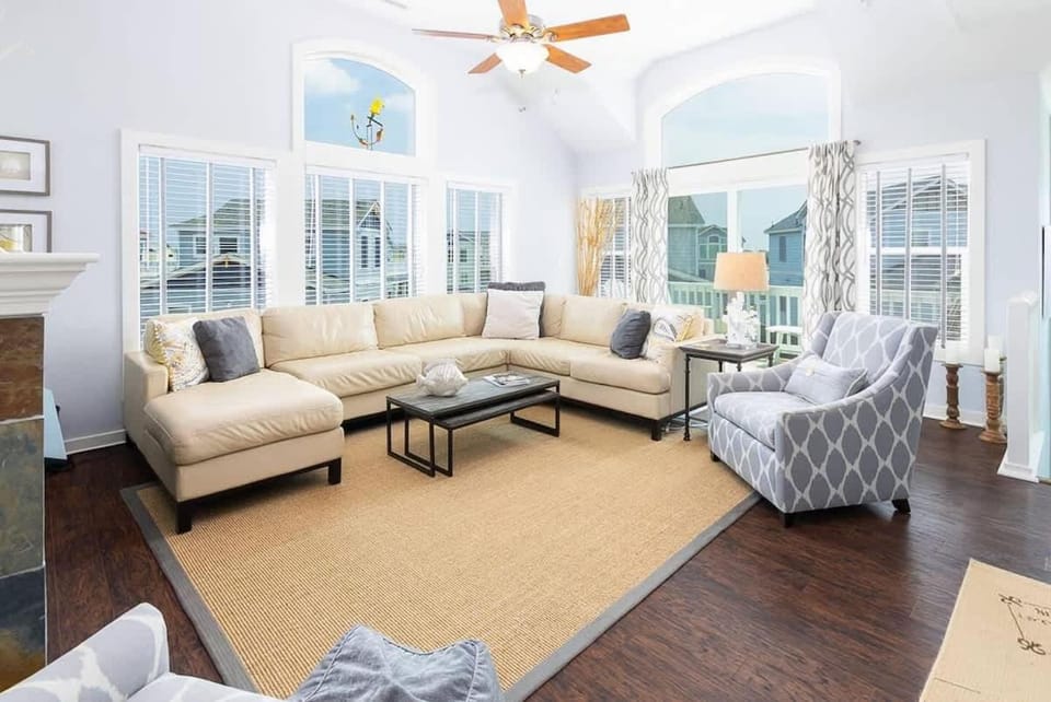 Dog Friendly Pool Hot Tub 8Min Walk to Beach House in Corolla