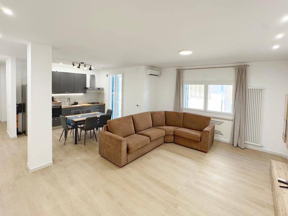 TV and multimedia, Kitchen or kitchenette, Seating area