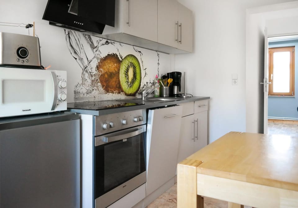 Coffee/tea facilities, Kitchen or kitchenette, Dining area, dishwasher, oven, stove, toaster