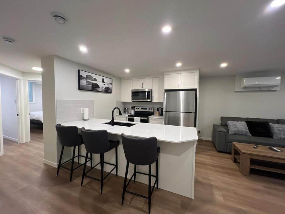 Deluxe 2-Bedroom Getaway Near Calgary Airport Sleeps Up to 6 Apartment in Calgary