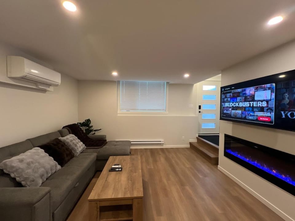 Deluxe 2-Bedroom Getaway Near Calgary Airport Sleeps Up to 6 Apartment in Calgary