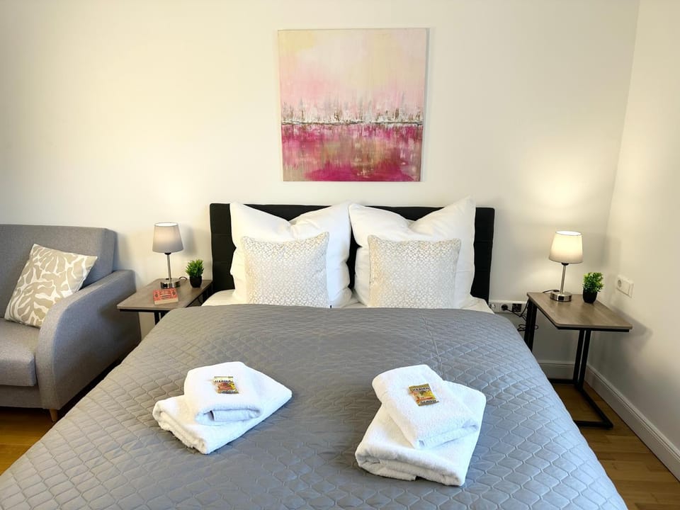 Bed, Seating area, towels