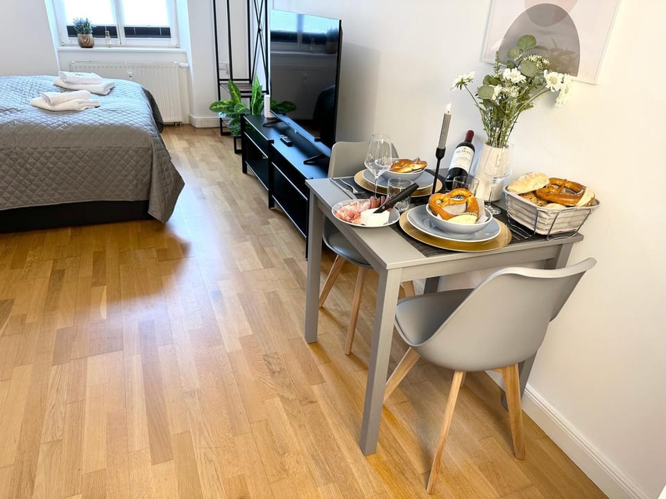 Bed, TV and multimedia, Photo of the whole room, Dining area