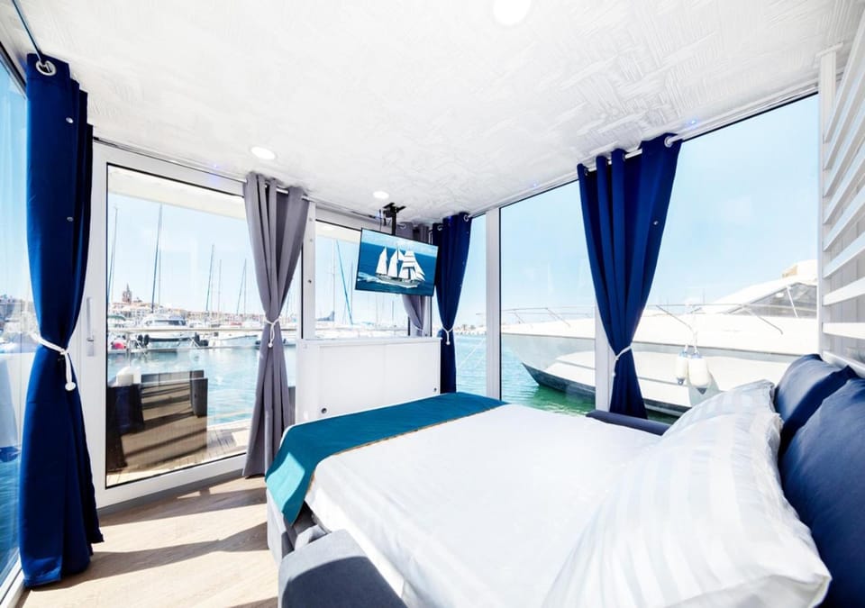 Bed, Natural landscape, TV and multimedia, View (from property/room), Balcony/Terrace, Living room, Photo of the whole room, Bedroom, Sea view